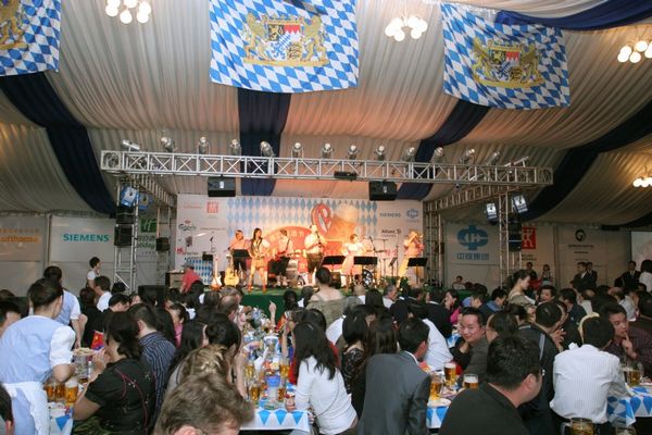 上海“浦东世博啤酒文化节”保洁项目 
